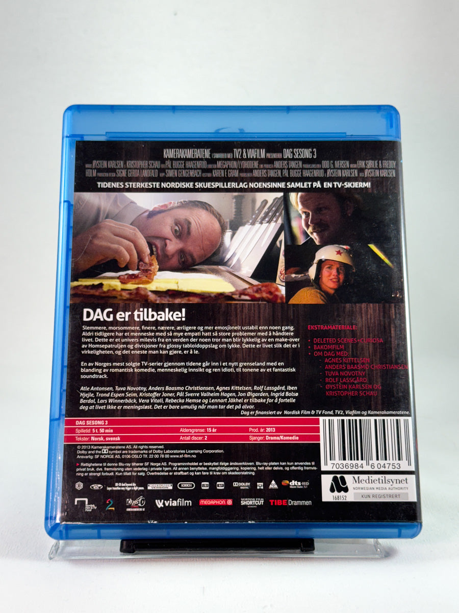 Bakside av Blu-ray-cover til Dag – sesong 3 med teknisk informasjon og innhold, brukt Blu-ray-serie hos Brukbar Film 