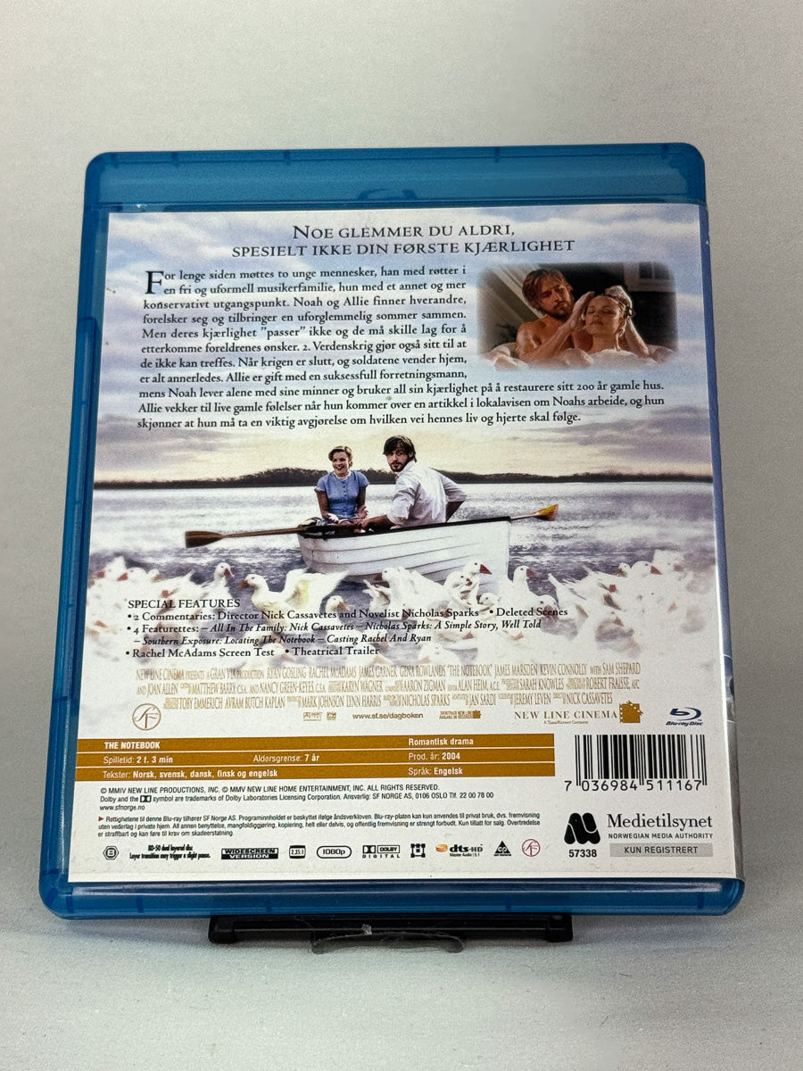 Bakside av Blu-ray-cover til Dagboken – tidløs kjærlighetshistorie basert på Nicholas Sparks’ roman, Blu-ray hos Brukbar Film.