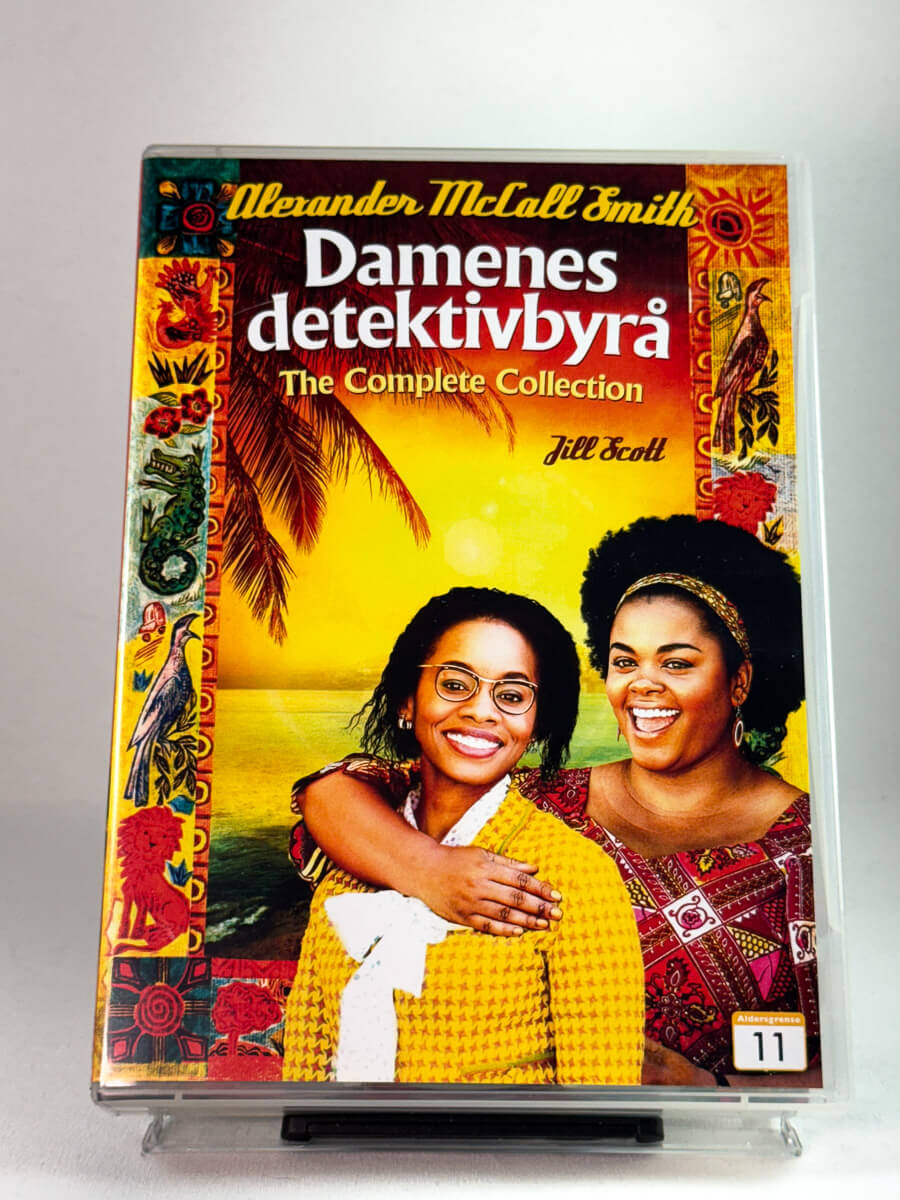 Forside av DVD-cover til Damenes detektivbyrå – The Complete Collection med hovedkarakterer; brukt komiserie-DVD og komplett samleboks hos Brukbar Film