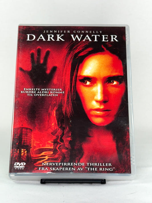Forside av DVD-cover til Dark Water – psykologisk thriller med Jennifer Connelly fra regissøren av The Ring, tilgjengelig hos Brukbar Film.