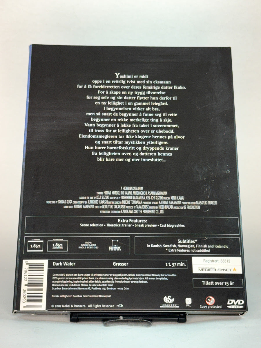 Bakside av DVD-cover til Dark Water, bruktfilm hos nettbutikken Brukbar Film