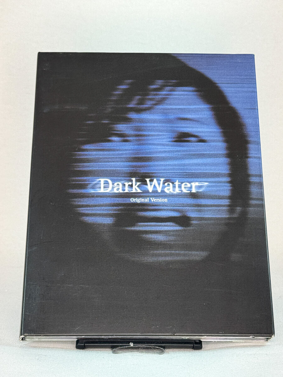 Forside av DVD-cover til Dark Water, brukt DVD hos Brukbar Film