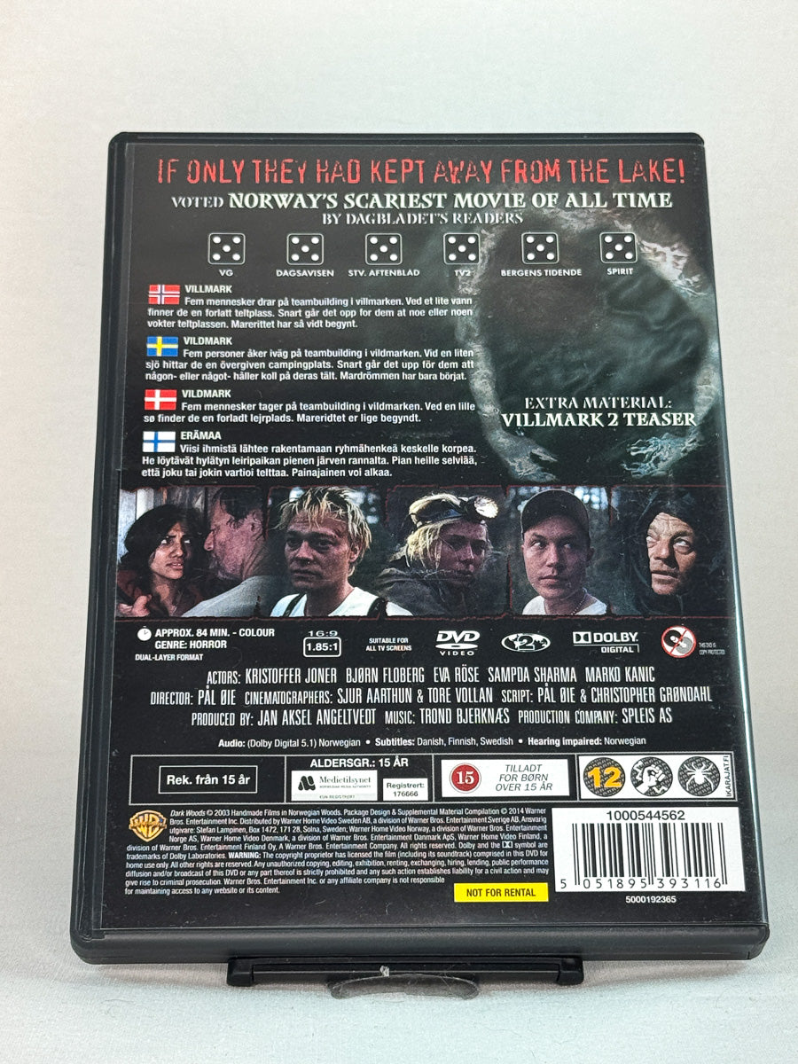 Bakside av DVD-cover til Dark Woods (Villmark) (2003) – norsk thriller fra regissør Pål Øie, med Kristoffer Joner og Eva Röse i hovedrollene – original brukt DVD-utgave tilgjengelig hos Brukbar Film.