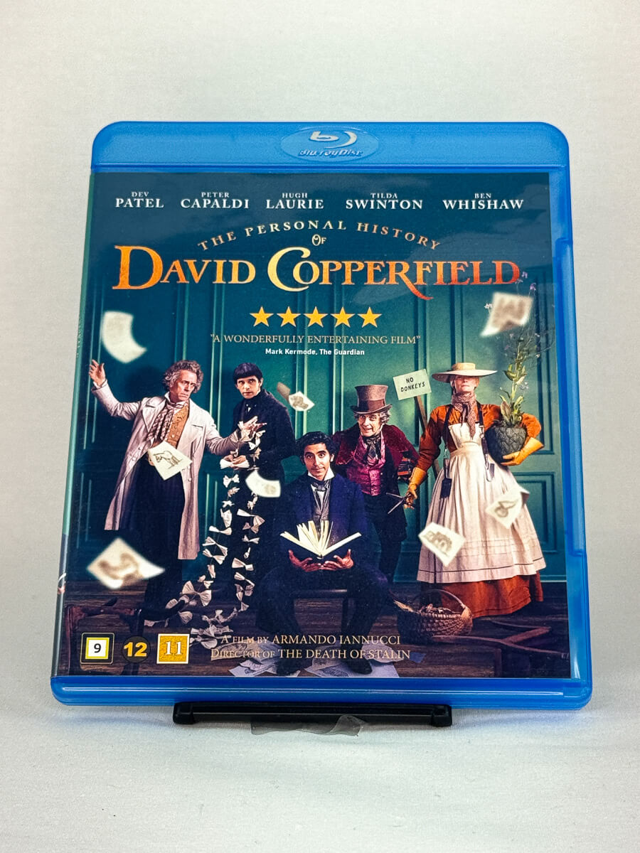 Forside av Blu-ray-cover til The Personal History of David Copperfield – brukt dramakomedie på Blu-ray hos Brukbar Film.