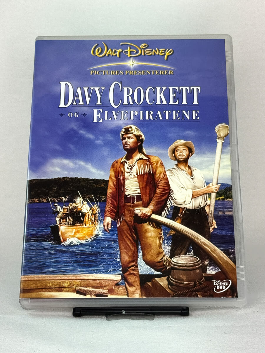 Forside av DVD-cover til Davy Crockett og elvepiratene, bruktfilm på DVD hos Brukbar Film
