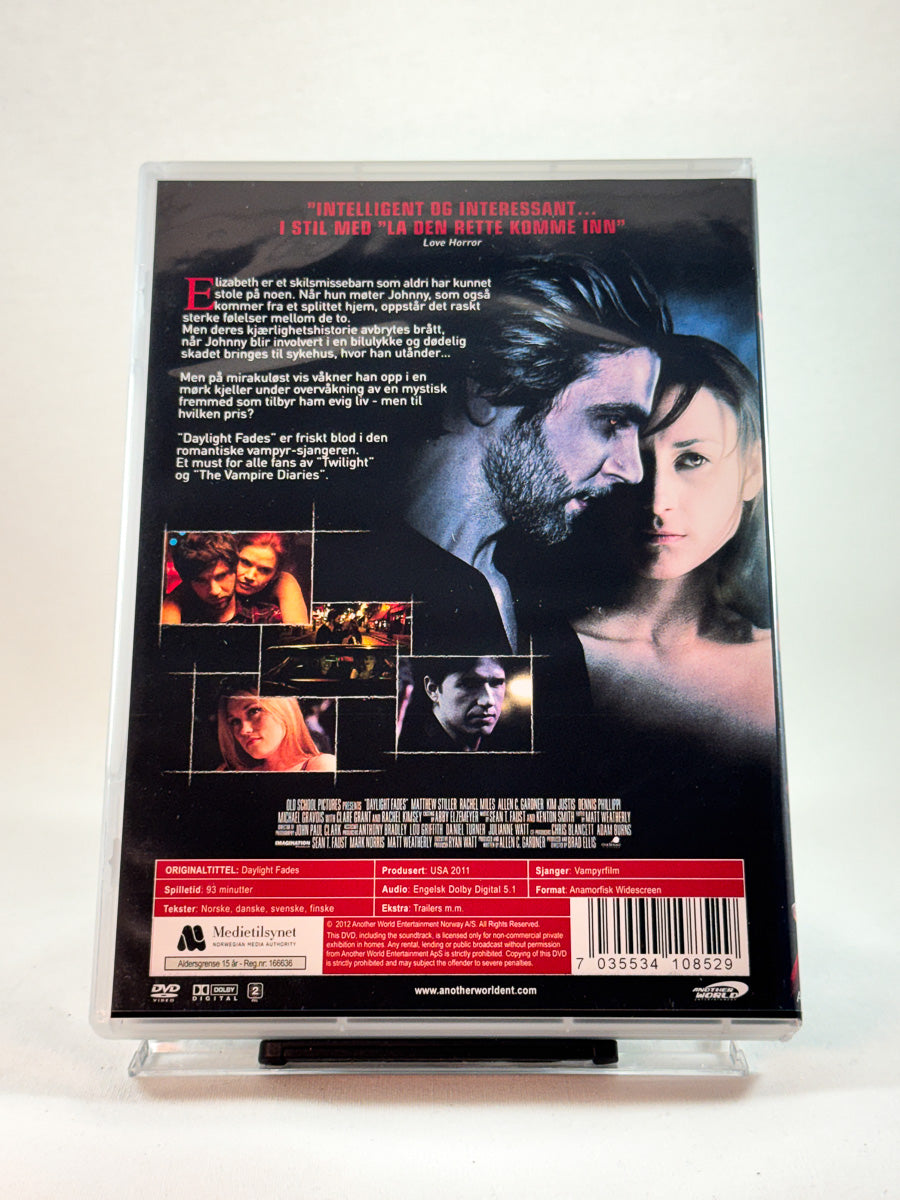 Bakside av cover til Daylight Fades, bruktfilm hos nettbutikken Brukbar Film