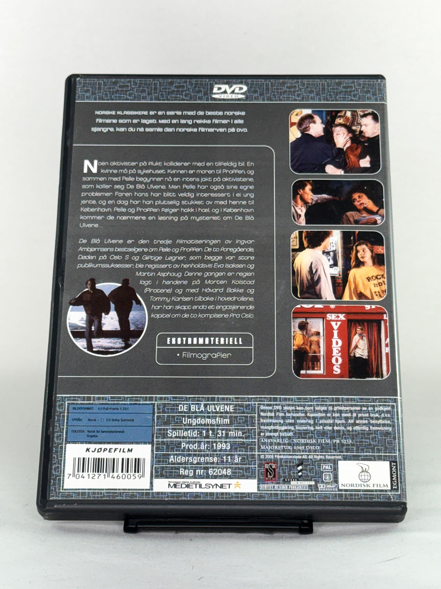 DVD-bakside til filmen De blå ulvene
Baksiden viser info, spesifikasjoner og eventuell ekstratekst – produktbilde fra nettbutikken Brukbar Film