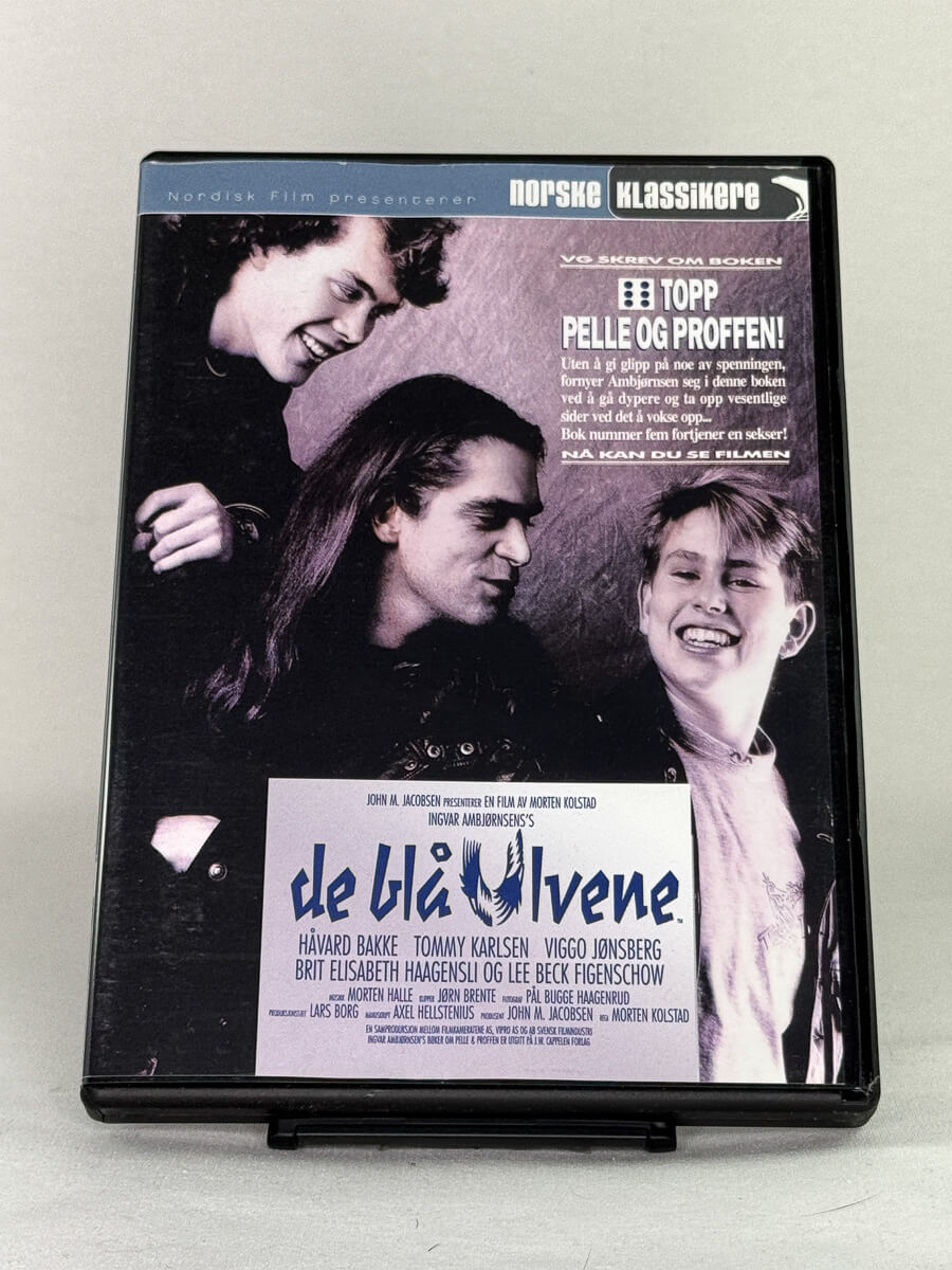 DVD-forside til filmen De blå ulvene
Originalt cover brukt for produktbilde i nettbutikken Brukbar Film