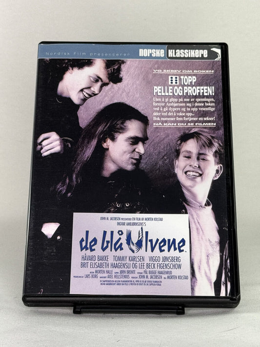 DVD-forside til filmen De blå ulvene
Originalt cover brukt for produktbilde i nettbutikken Brukbar Film