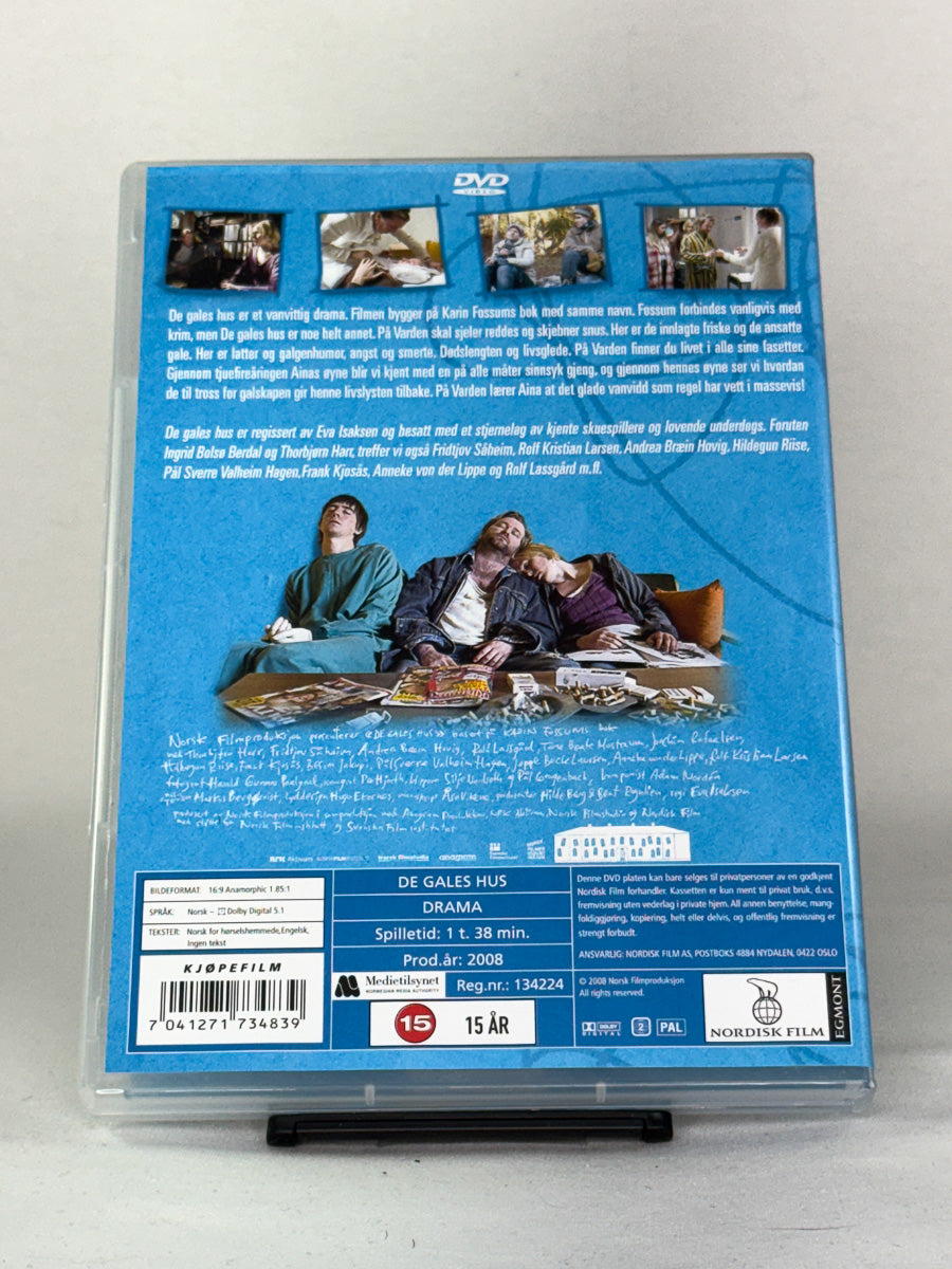 DVD-bakside til filmen De gales hus
Baksiden viser info, spesifikasjoner og eventuell ekstratekst – produktbilde fra nettbutikken Brukbar Film