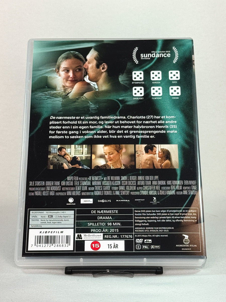 Bakside av DVD-cover til De nærmeste – brukt originalfilm på DVD med info om innhold og spesifikasjoner hos Brukbar Film