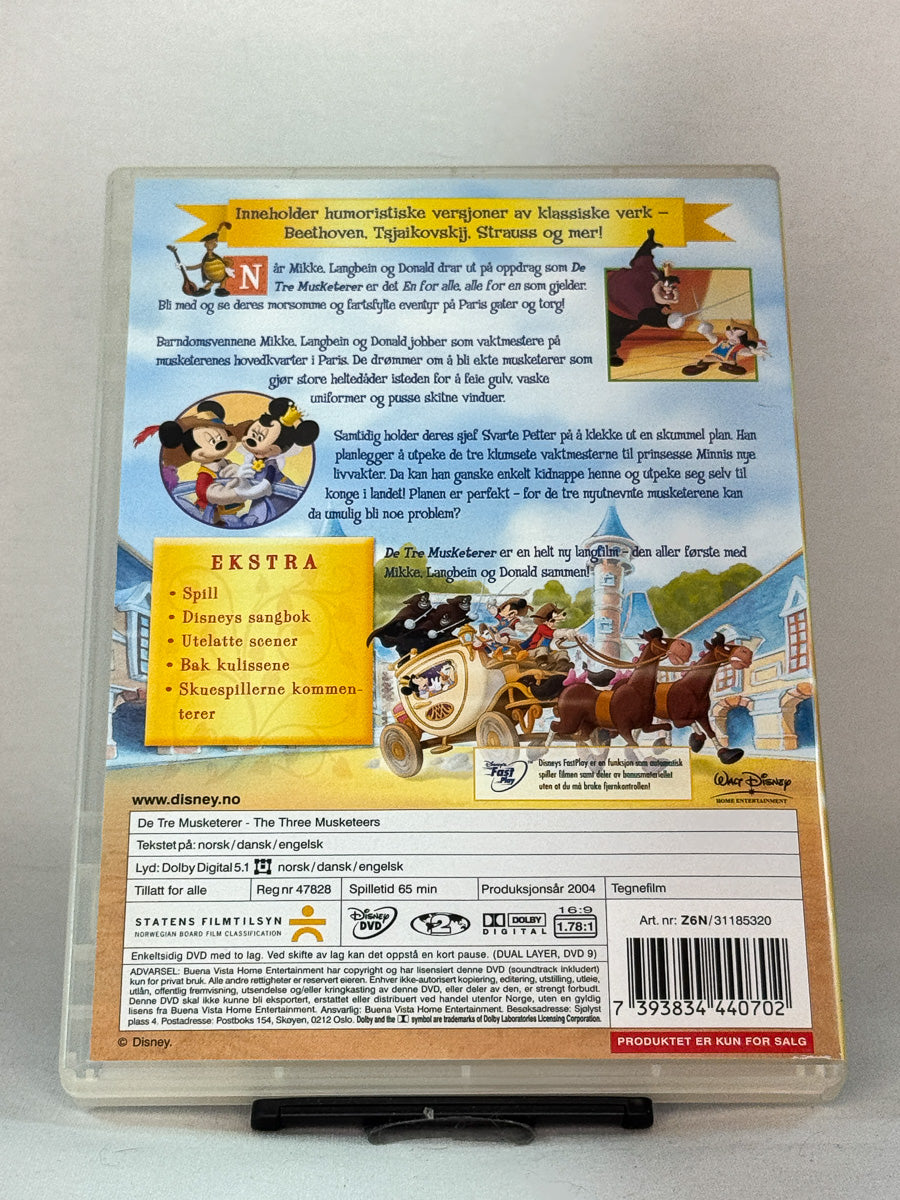 Bakside av DVD-cover til De tre musketerer (Mickey, Donald og Langbein) – full av eventyr, musikk og vennskap for hele familien, brukt originalfilm hos Brukbar Film.