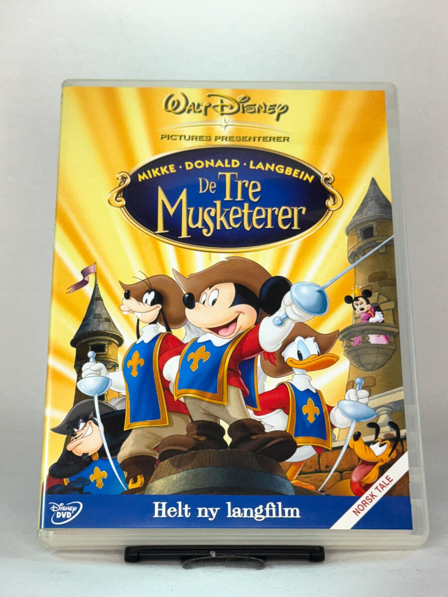 Forside av DVD-cover til De tre musketerer (Mickey, Donald og Langbein) – Disneys humoristiske versjon av den klassiske eventyrfortellingen, brukt DVD hos Brukbar Film.