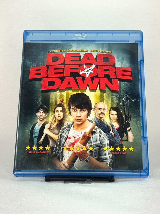 Forside av Dead Before Dawn Blu-ray-cover – brukt skrekkkomedie med Devon Bostick og Christopher Lloyd, hos Brukbar Film
