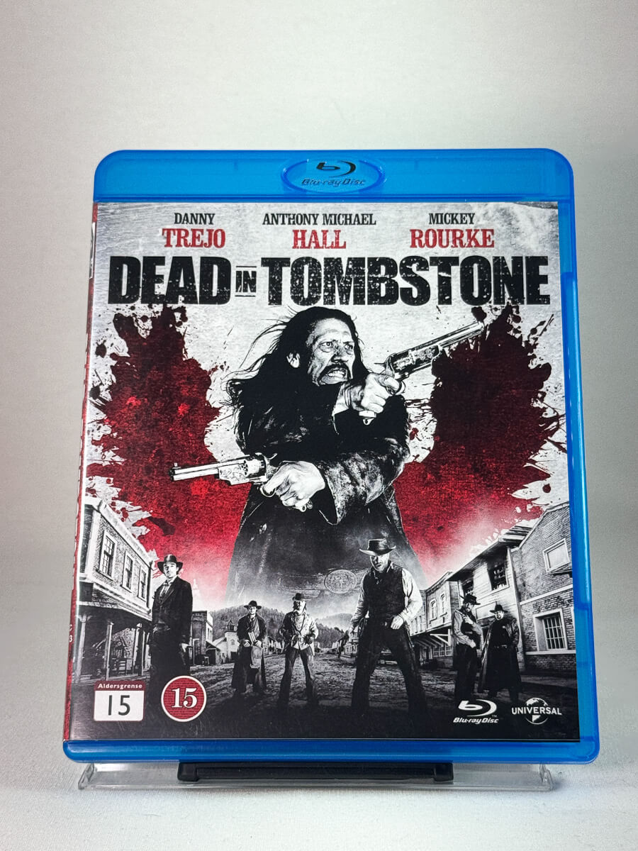 Forside av Blu-ray-cover til Dead in Tombstone – westernaction med Danny Trejo, Anthony Michael Hall og Mickey Rourke, brukt film hos Brukbar Film.