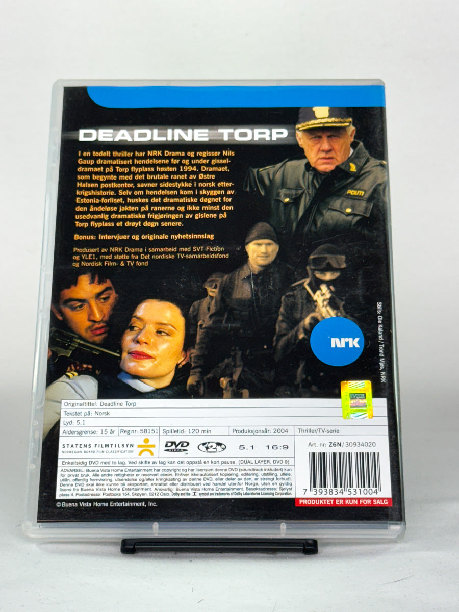 DVD-bakside til filmen Deadline Torp
Baksiden viser info, spesifikasjoner og eventuell ekstratekst – produktbilde fra nettbutikken Brukbar Film