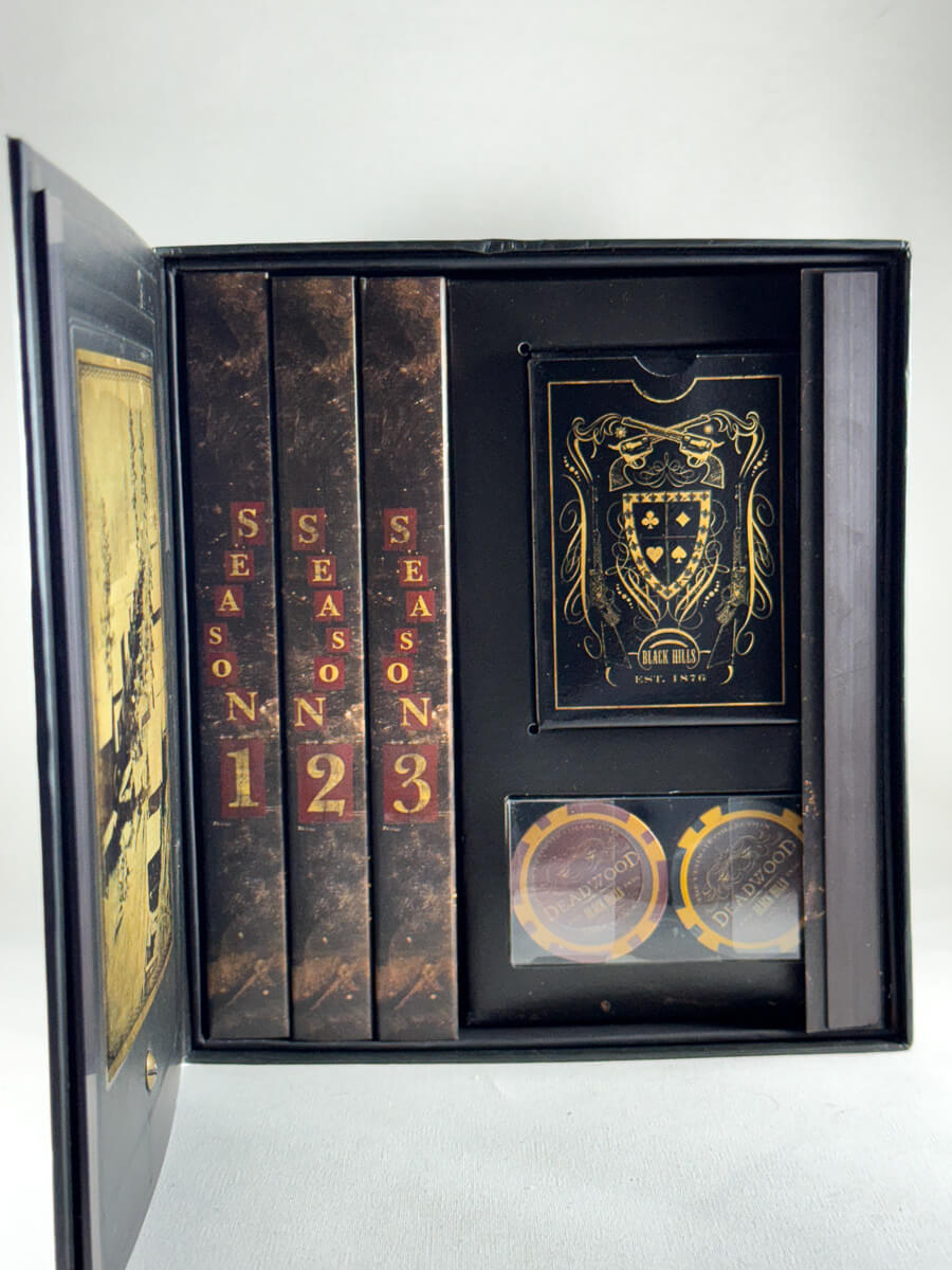 Samleboksen Deadwood – The Ultimate Collection – komplett westernserie i dekorativ safe-boks med alle tre sesonger, kortstokk og pokerchips inkludert, brukt DVD-utgave tilgjengelig hos Brukbar Film.