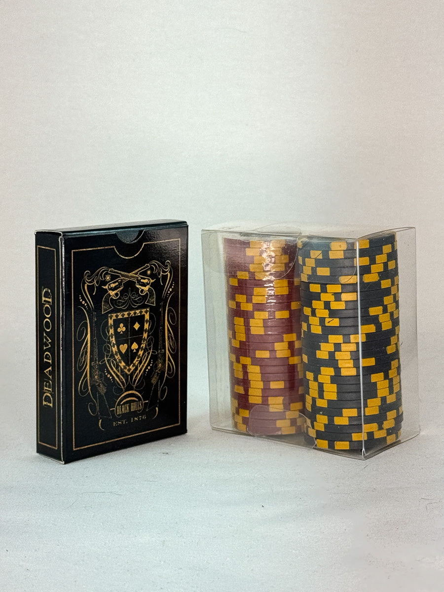 Kortstokk og pokerchips fra samleboksen Deadwood – The Ultimate Collection. 
