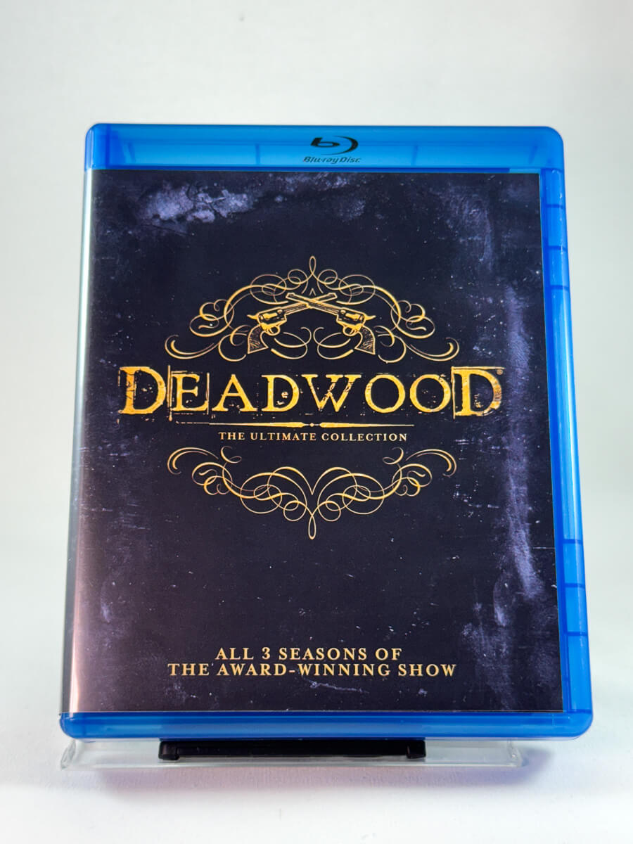 Forside av Blu-ray-cover til Deadwood – The Ultimate Collection, komplett samleboks med alle tre sesonger av HBO-serien, brukt Blu-ray hos Brukbar Film