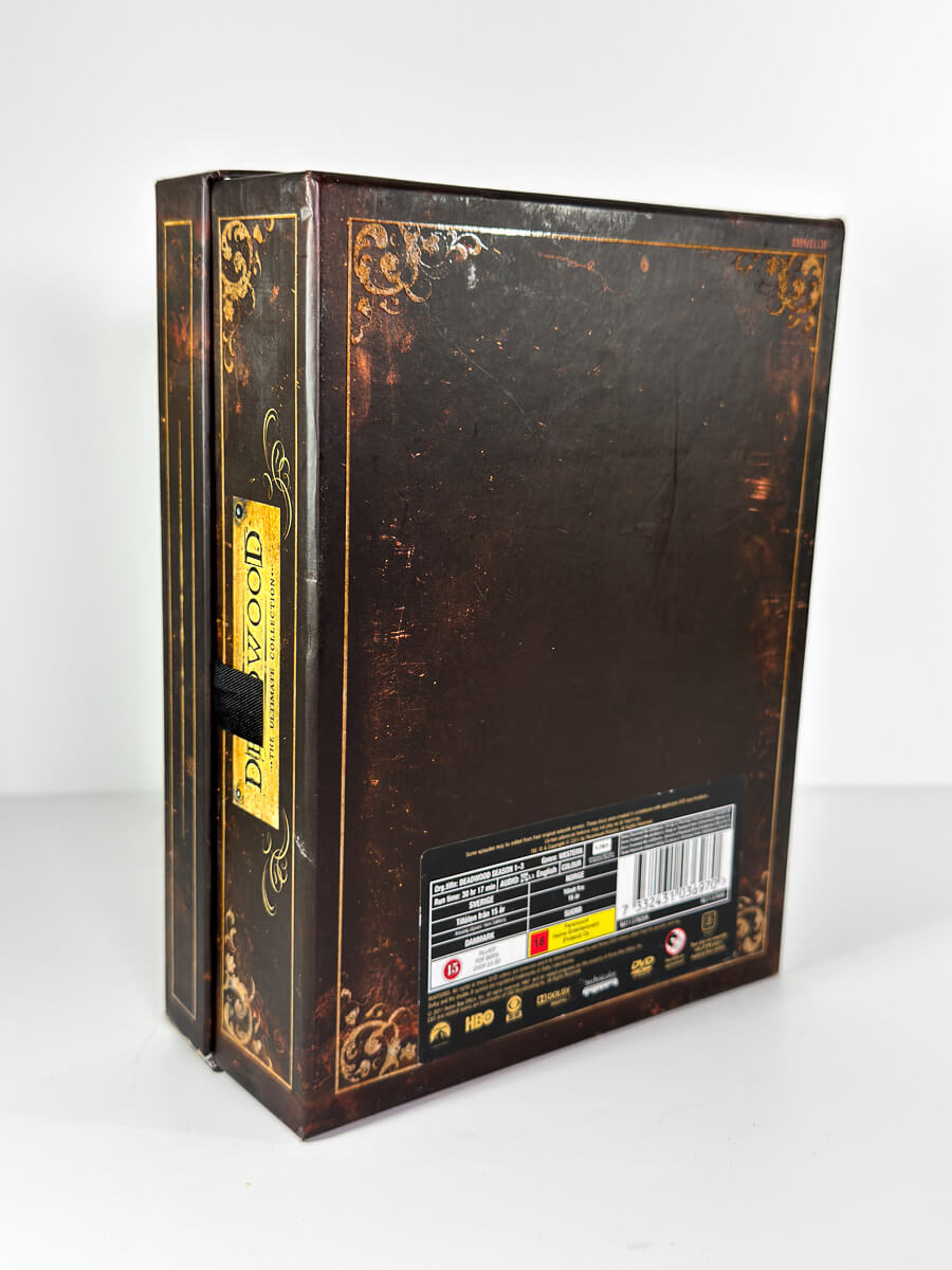 Bakside av cover til Deadwood – The Ultimate Collection på DVD
