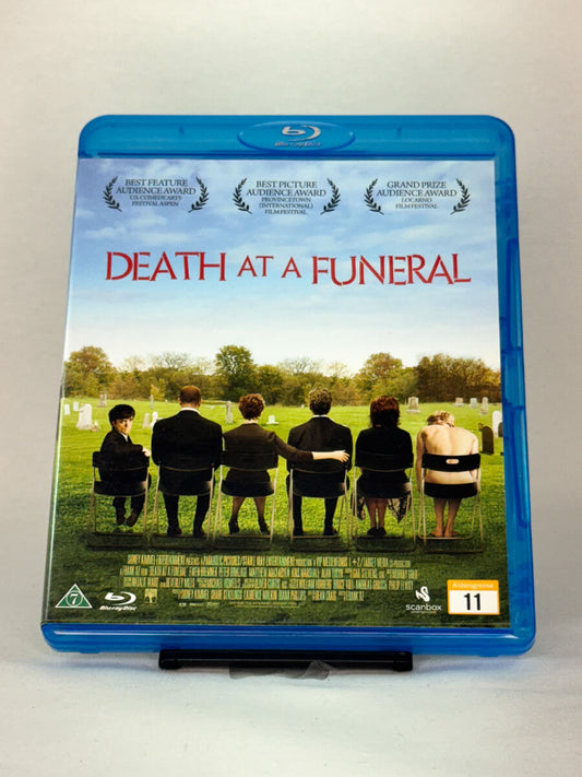 Forside av Death at a Funeral Blu-ray-cover – brukt britisk komedie med ensemble-cast, hos Brukbar Film
