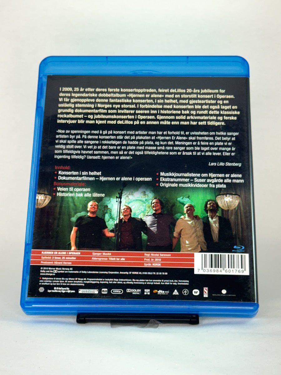 Bakside av Blu-ray-cover til deLillos – Hjernen er alene i Operaen – original brukt Blu-ray musikkutgivelse hos Brukbar Film