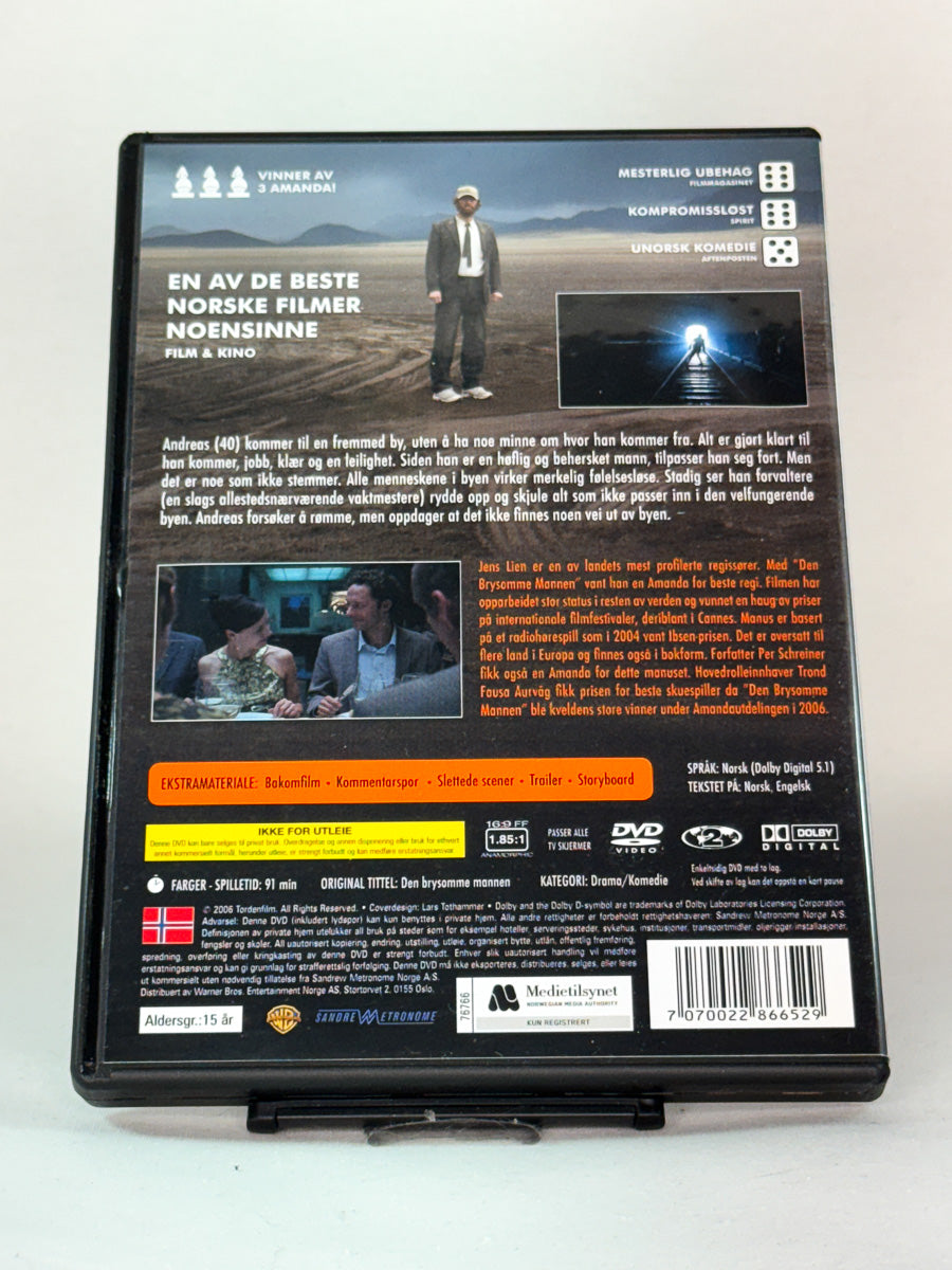 Bakside av DVD-cover til Den brysomme mannen – viser omtaler og priser fra Cannes for Jens Liens samfunnssatiriske film – brukt DVD tilgjengelig hos Brukbar Film.
