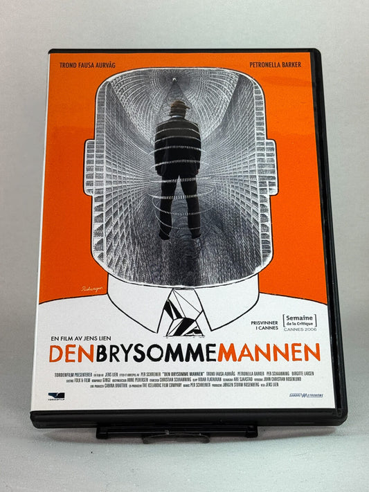 Forside av DVD-cover til Den brysomme mannen – norsk prisbelønt film av Jens Lien med Trond Fausa Aurvåg, et absurd drama om konformitet og frihet – brukt DVD hos Brukbar Film.