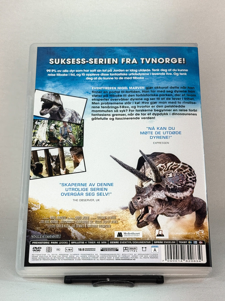 Bakside av DVD-cover til Den forhistoriske parken – britisk dokumentarserie som bringer utdødde skapninger tilbake til livet, brukt originalutgave hos Brukbar Film.