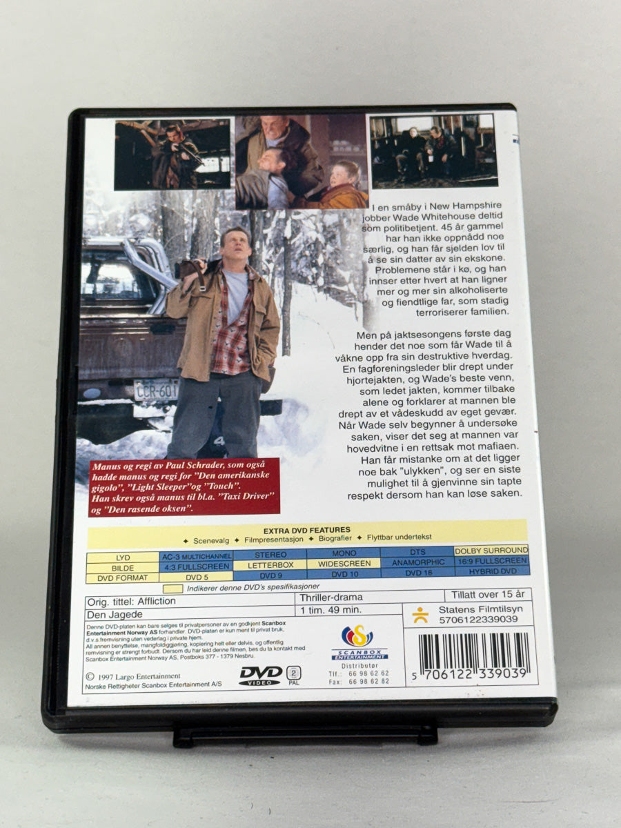 Bakside av Den jagede – mørkt og intenst familiedrama med sterke skuespillerprestasjoner, brukt DVD-utgave fra Brukbar Film.