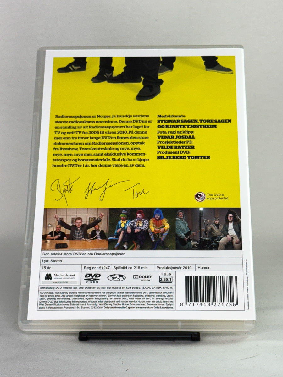 DVD-bakside til filmen Den relativt store DVD’en om Radioresepsjonen
Baksiden viser info, spesifikasjoner og eventuell ekstratekst – produktbilde fra nettbutikken Brukbar Film