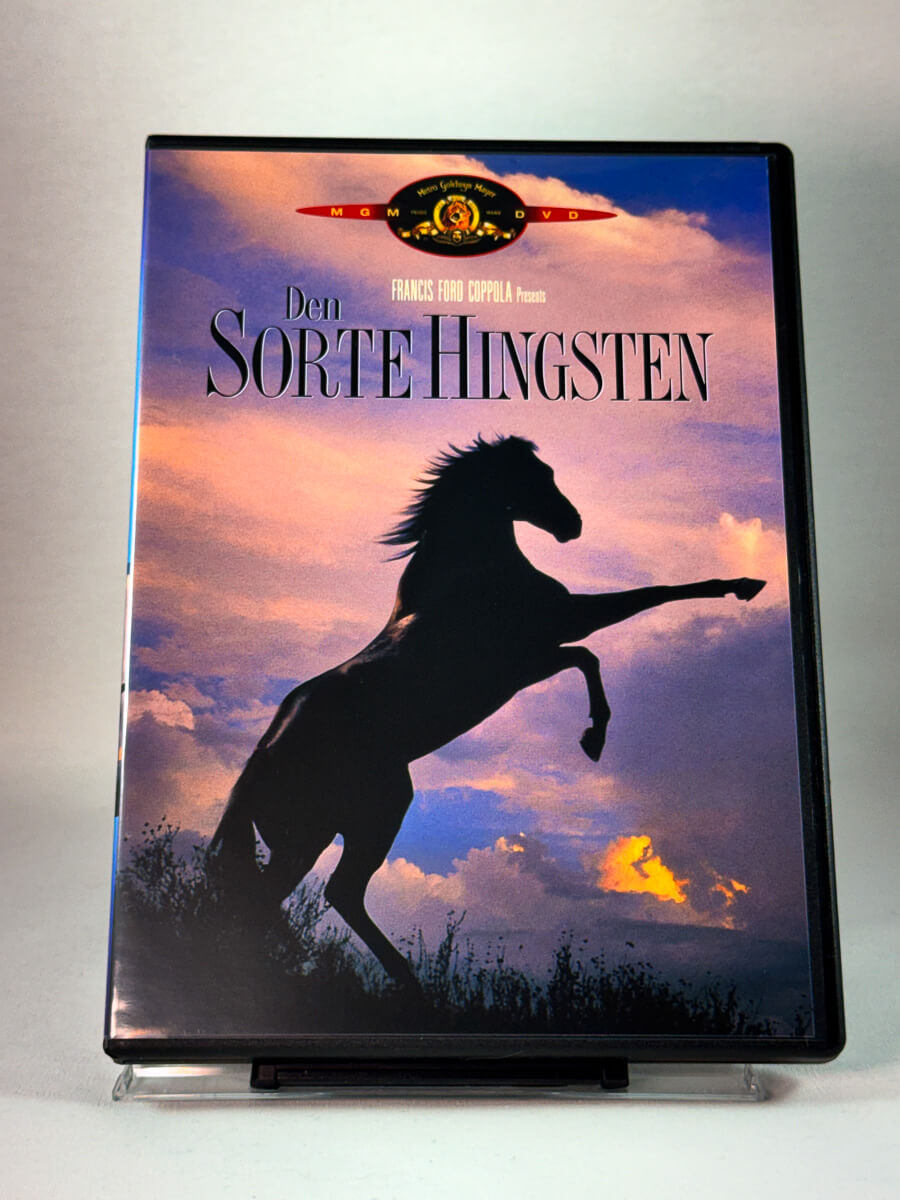 Forside av cover til Den sorte hingsten, brukt original DVD hos Brukbar Film