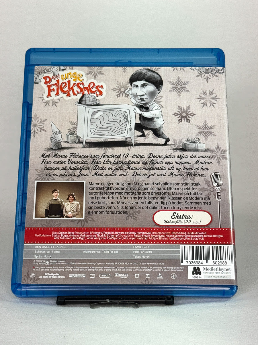Bakside av Blu-ray-cover til Den unge Fleksnes – Julekalender – 3-disc-utgave med både Blu-ray og DVD, norsk familieserie med julestemning og klassisk humor, brukt Blu-ray tilgjengelig hos Brukbar Film.