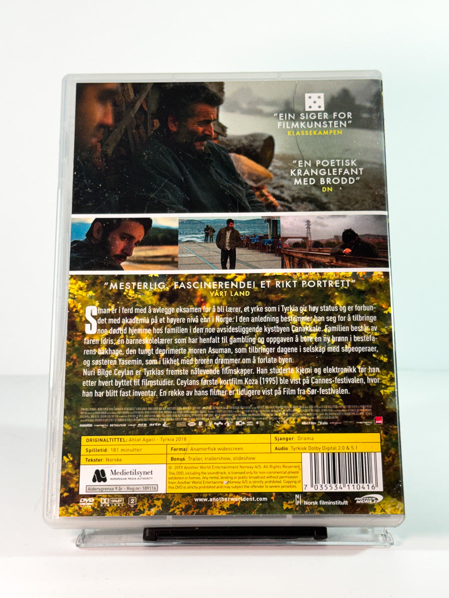 Bakside av cover til det ville pæretreet, brukt original DVD hos Brukbar Film