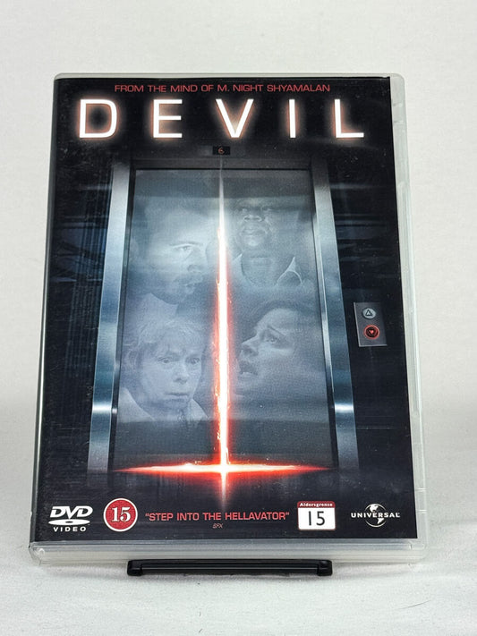 Forside av DVD-cover til Devil – overnaturlig thriller produsert av M. Night Shyamalan, fem personer fanget i en heis med noe ondt, tilgjengelig hos Brukbar Film.
