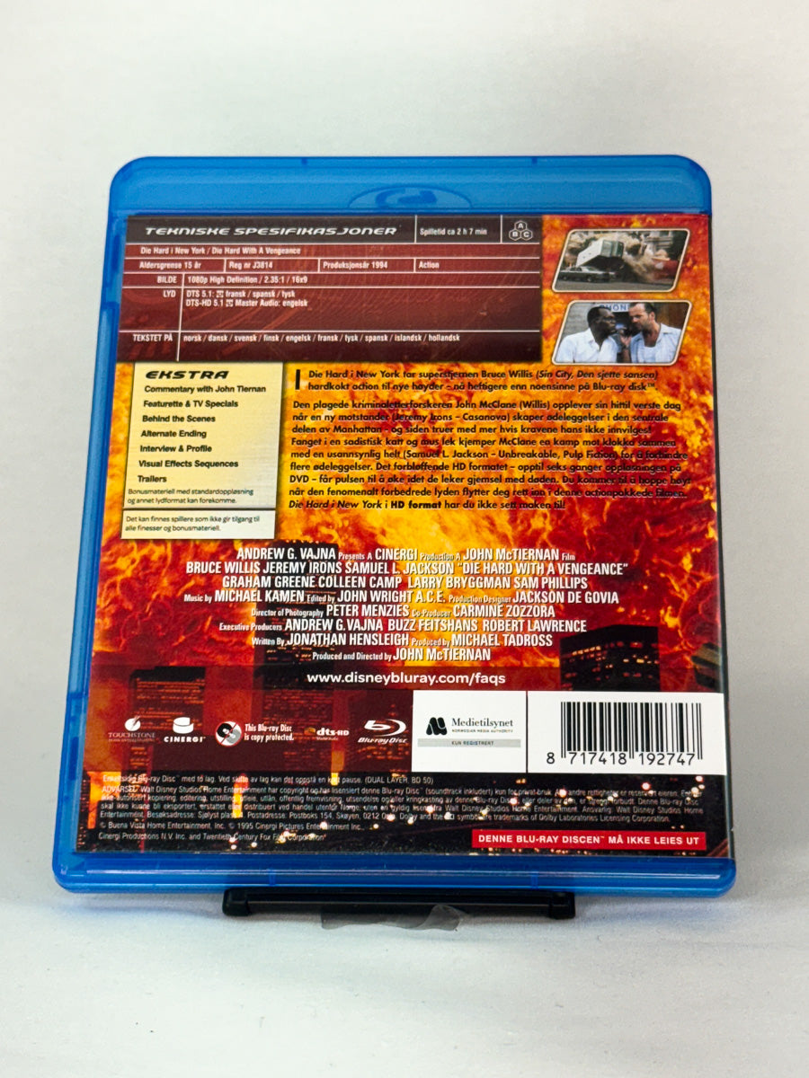 Bakside av Blu-ray-cover for Die Hard i New York – brukt original actionfilm på Blu-ray, tilgjengelig hos Brukbar Film.