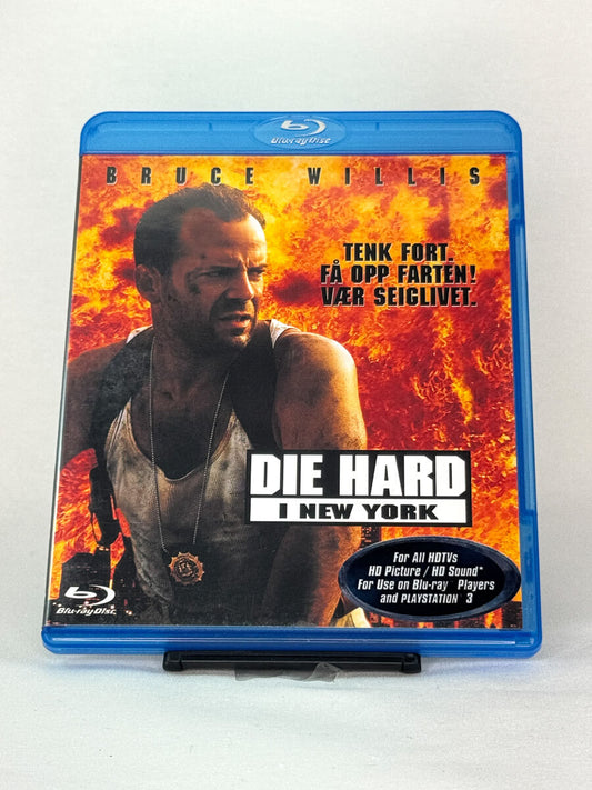 Forside av Blu-ray-cover til Die Hard i New York (Die Hard with a Vengeance) – brukt actionklassiker på Blu-ray med Bruce Willis, hos Brukbar Film.