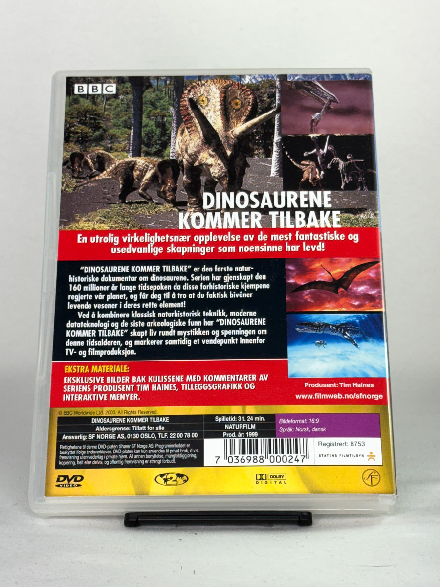 DVD-bakside til filmen Dinosaurene kommer tilbake – Den komplette serien
Baksiden viser info, spesifikasjoner og eventuell ekstratekst – produktbilde fra nettbutikken Brukbar Film