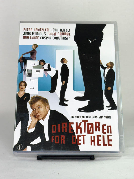 DVD-forside til filmen Direktøren for det hele
Originalt cover brukt for produktbilde i nettbutikken Brukbar Film