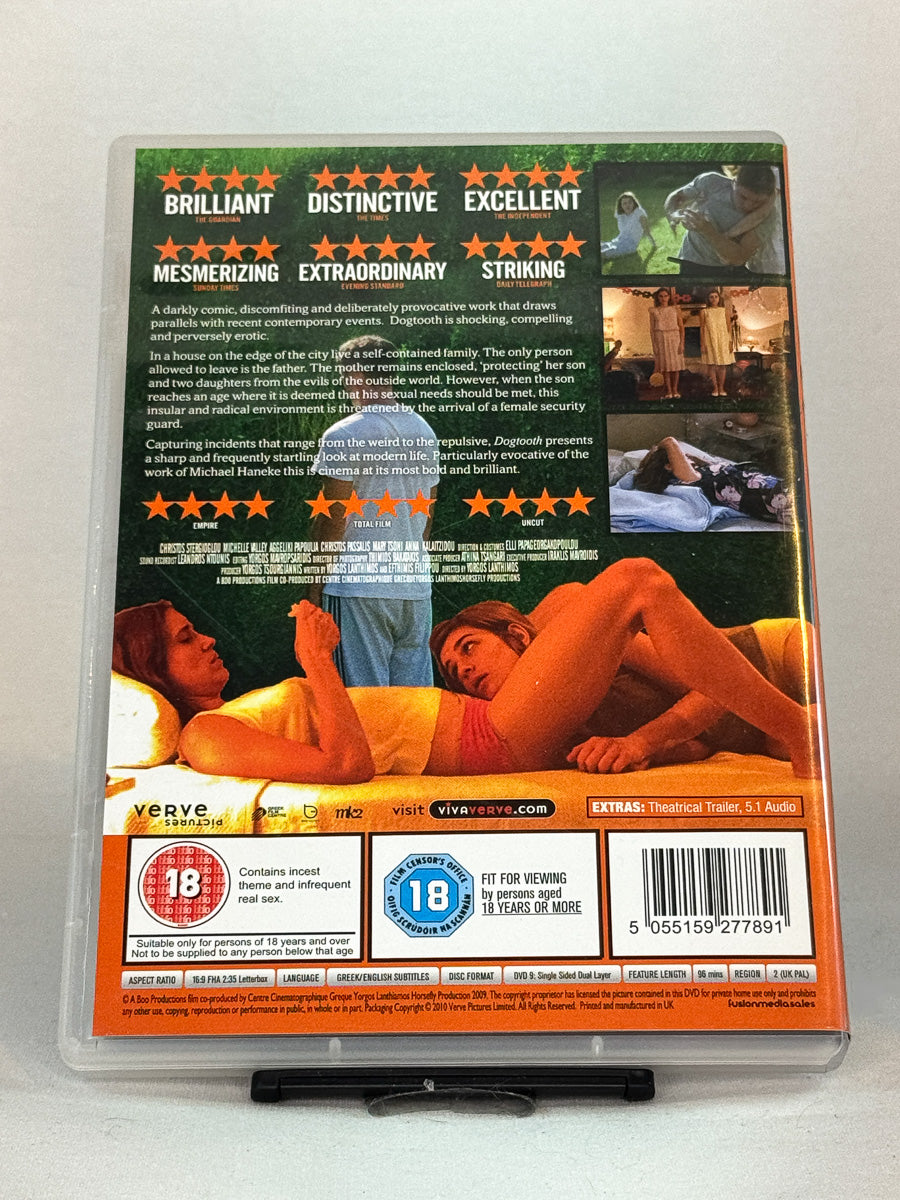 Bakside av DVD-cover til Dogtooth (2009) – kontroversielt og mørkt familiedrama fra den greske regissøren Yorgos Lanthimos – original brukt DVD-utgave tilgjengelig hos Brukbar Film.
