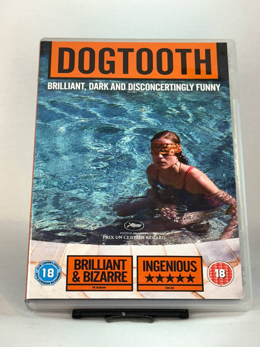 Forside av DVD-cover til Dogtooth (2009) – psykologisk drama fra regissør Yorgos Lanthimos, vinner av Prix Un Certain Regard i Cannes – brukt DVD hos Brukbar Film.