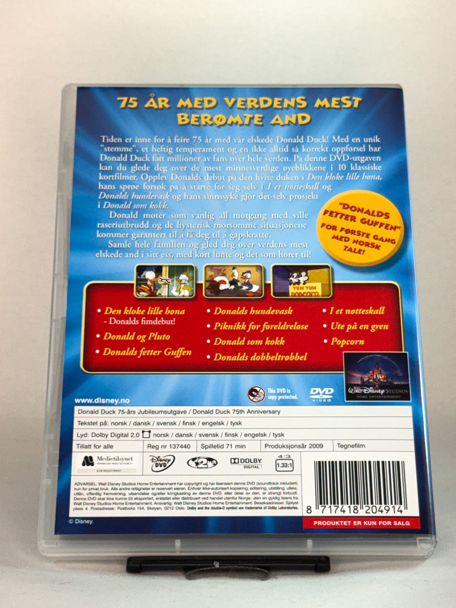 Bakside av DVD-cover til Donald Duck – 75-års jubileumsutgave – feiring av Andeby-ikonet med utvalgte favoritter fra gjennom tidene, brukt originalfilm hos Brukbar Film.