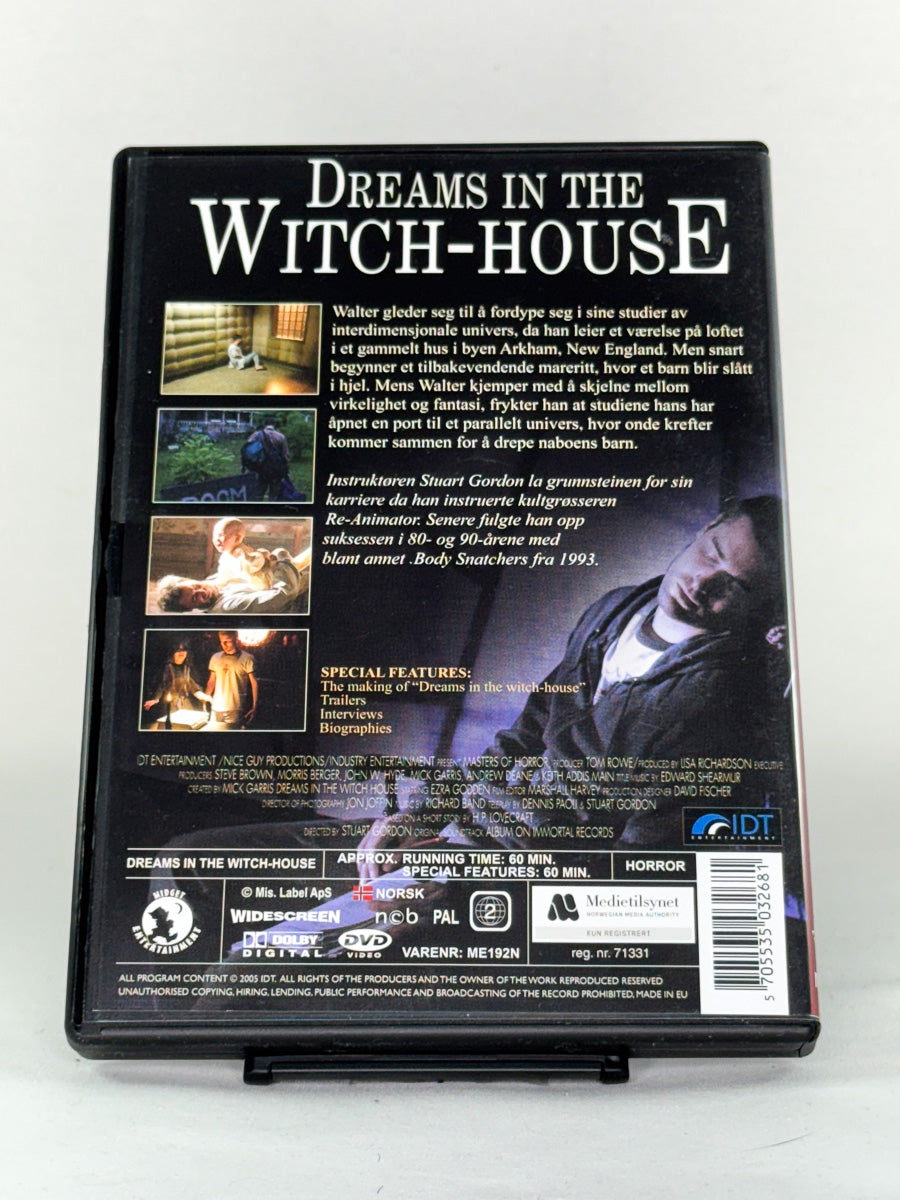 Bakside av Dreams in the Witch-House – basert på H.P. Lovecrafts novelle, mørk og uhyggelig fortelling, brukt DVD fra Brukbar Film.