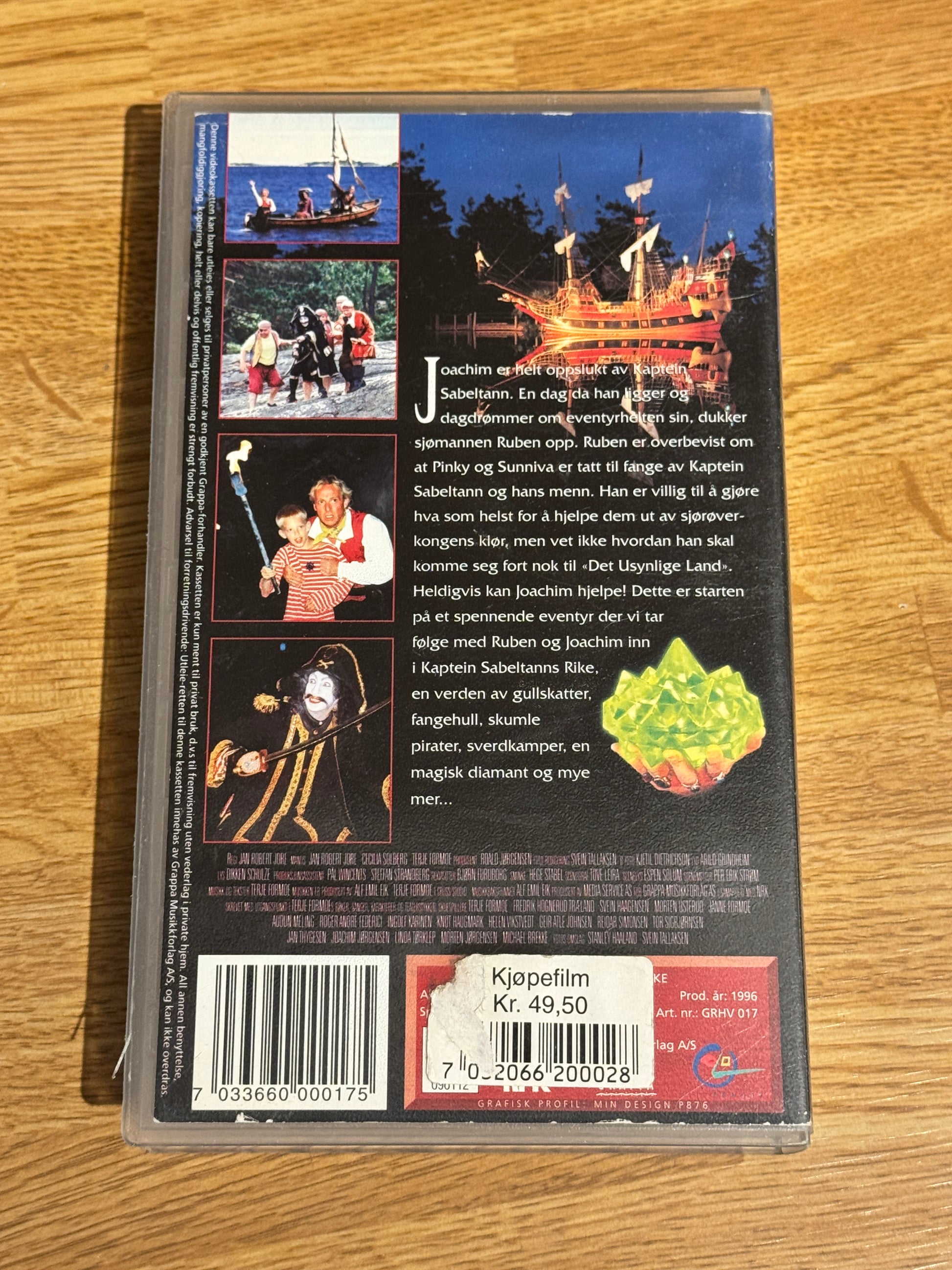 Bakside av cover til Drømmen om Kaptein Sabeltanns rike, norsk VHS-utgivelse