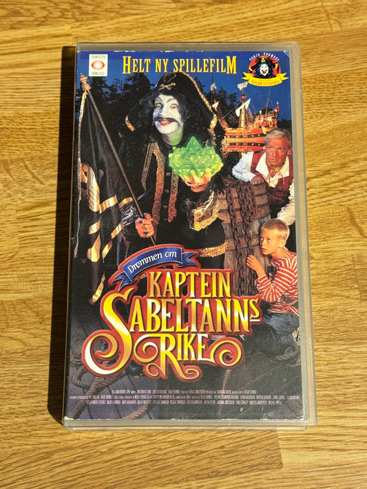 Forside av cover til Drømmen om Kaptein Sabeltanns rike, norsk VHS-utgivelse