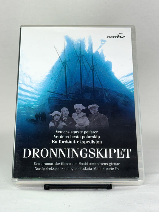 Forside av DVD-cover til Dronningskipet – dokumentar om Roald Amundsens glemte ekspedisjon og polarskuta Maud, utgitt av Nett TV, tilgjengelig hos Brukbar Film.