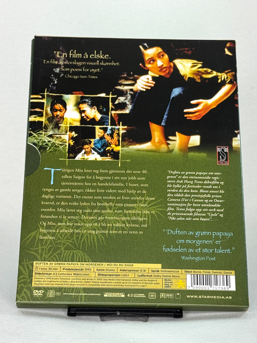 Bakside av DVD-cover til Duften av grønn papaya om morgenen, brukt drama på DVD med autentisk utgivelsesdesign tilgjengelig hos Brukbar Film.