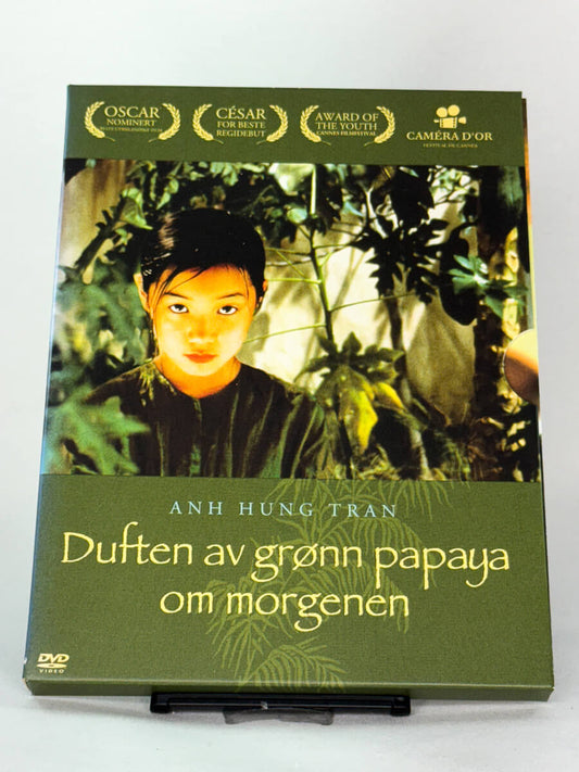 Forside av brukt DVD-film Duften av grønn papaya om morgenen, prisbelønnet vietnamesisk drama med originalt cover hos Brukbar Film.