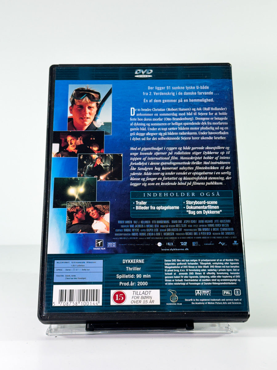 Bakside av cover til dykkerne, brukt DVD hos Brukbar Film
