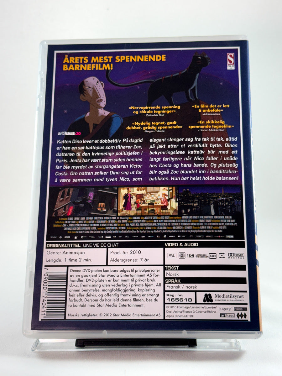 Bakside av DVD-cover til En katt i Paris med filmomtale og teknisk info; brukt animasjons-DVD for familie og barn hos Brukbar Film